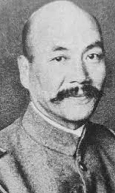 1942年，中国炮兵正在擦拭炮弹，见炮弹受潮，一个炮兵提议：“让我打一炮吧！”这