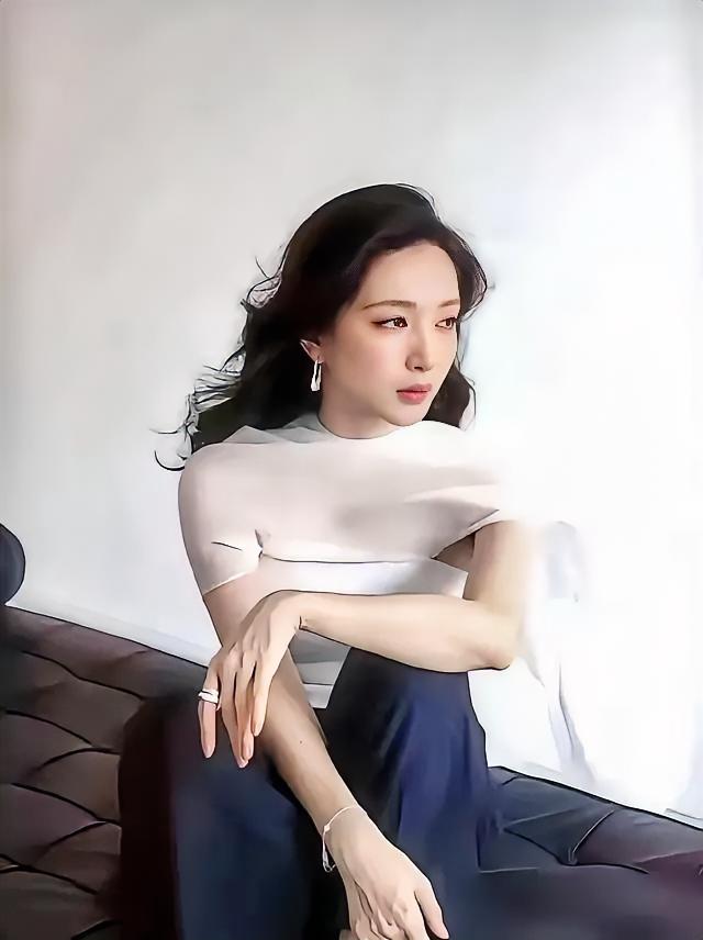一、一张无滤镜的脚部特写，戳破精致滤镜江疏影这双脚，撕开了多少假精致的脸。二、精修和生图之间巨大的落