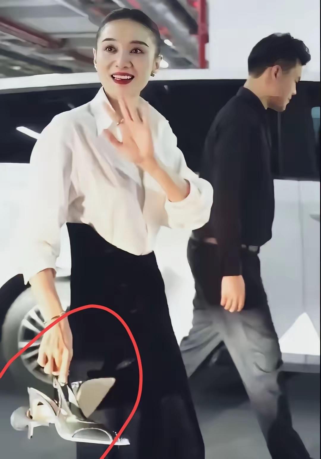 宋佳，实在不行，你就退圈吧！谁家女演员，像你这么大腕了，出席活动还有你这种松弛感