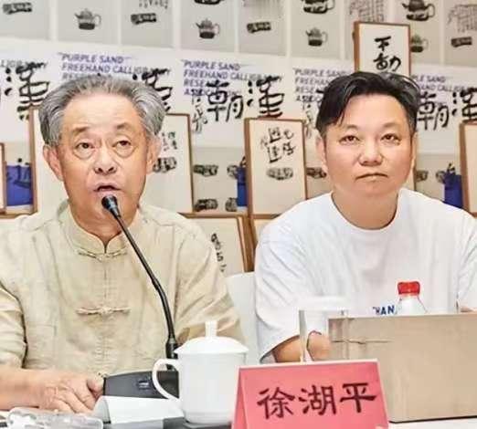 爸爸是南博院长，儿子是拍卖公司老板，如果是这样，一切好像都说的通了，有没有