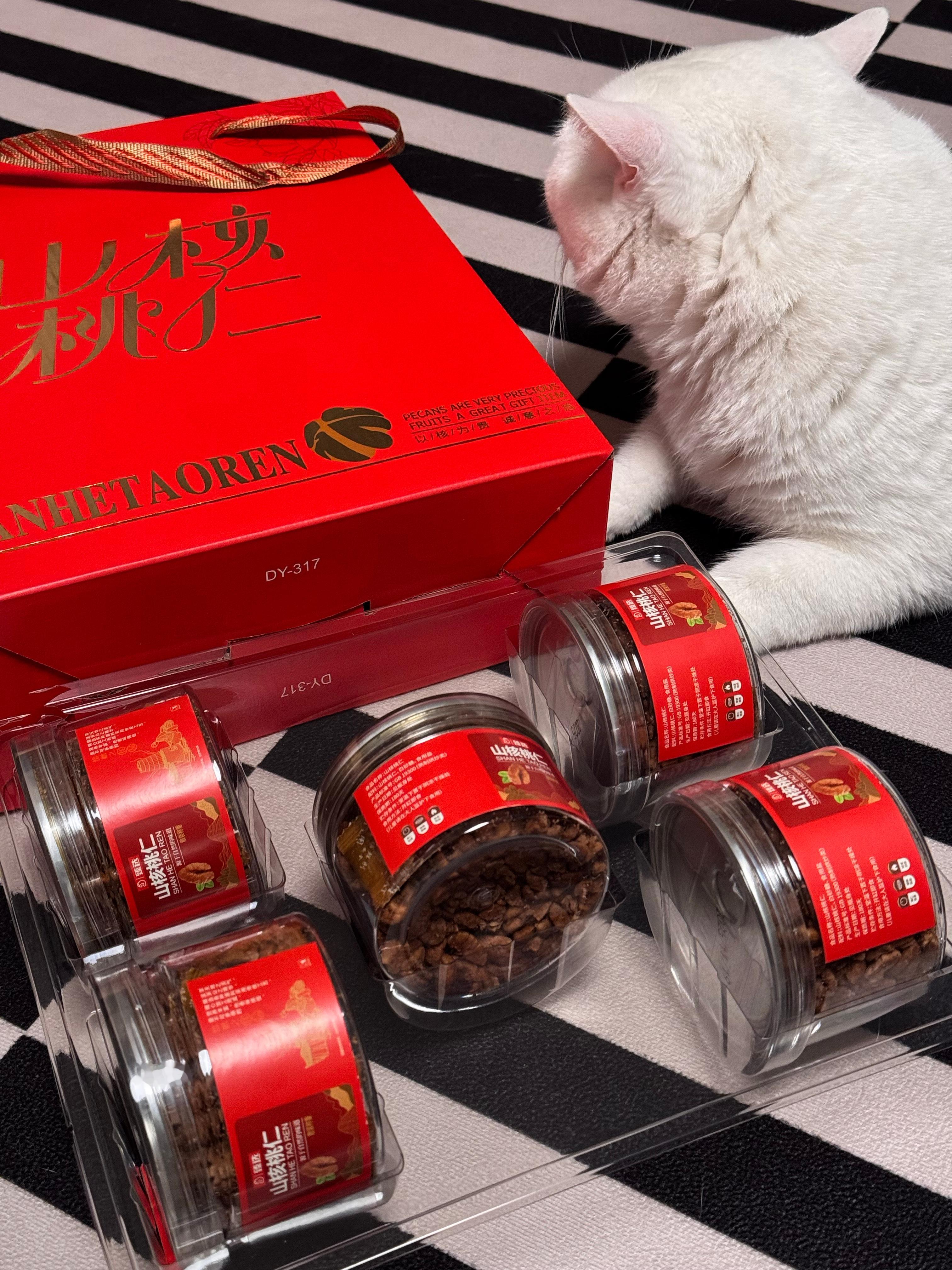 出差半个月了，回家吃到方老师家的山核桃仁，太好吃了叭，白猪都馋哭了🤩