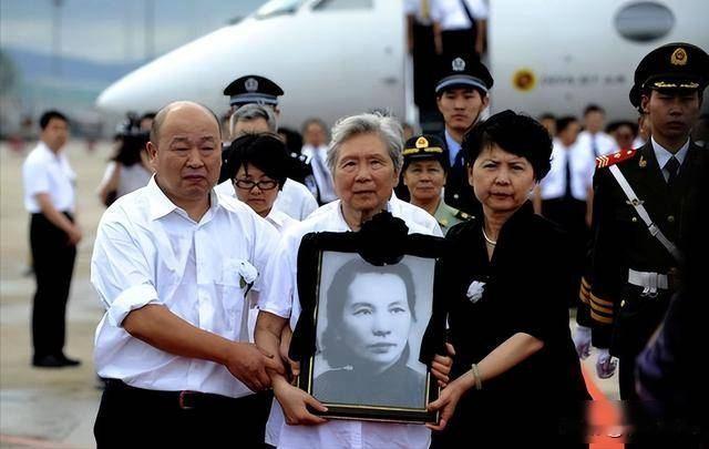 85岁老太拒认“共党母亲”，一盒骨灰牵出六十年沉默，她最后问：她死前受苦了吗？