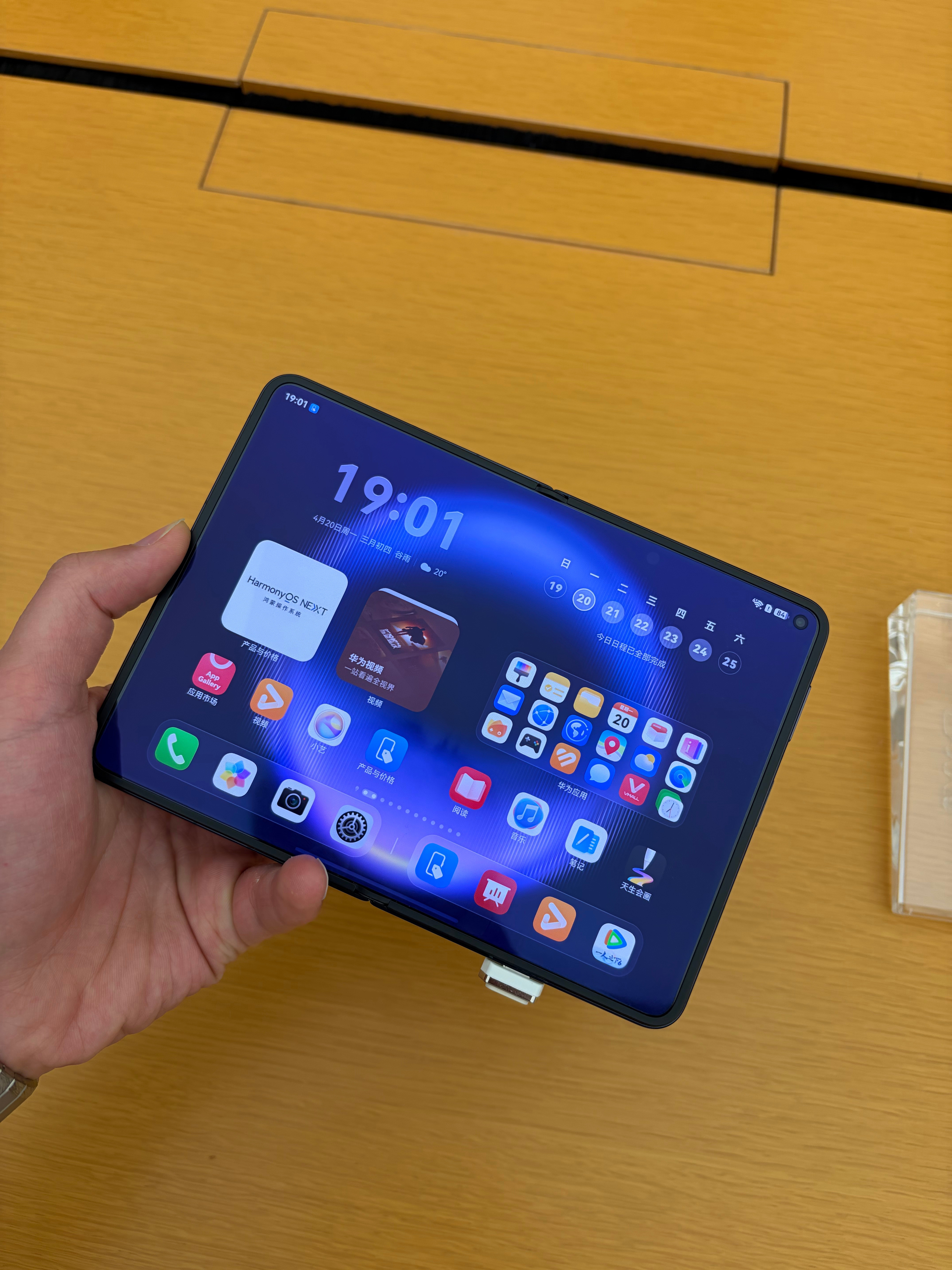 华为PuraXMax配色都不错，这比例很有创意，展开就是一台小平板但这手感不