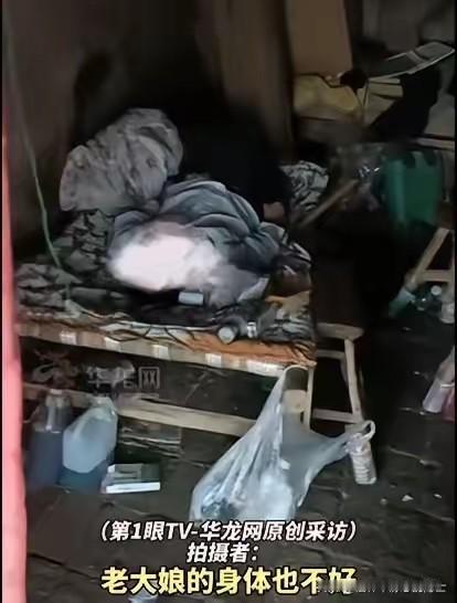 太暖心了！河南，一位女农机手开着收割机，给大爷大娘收完了麦子。她跟随大爷大娘回家