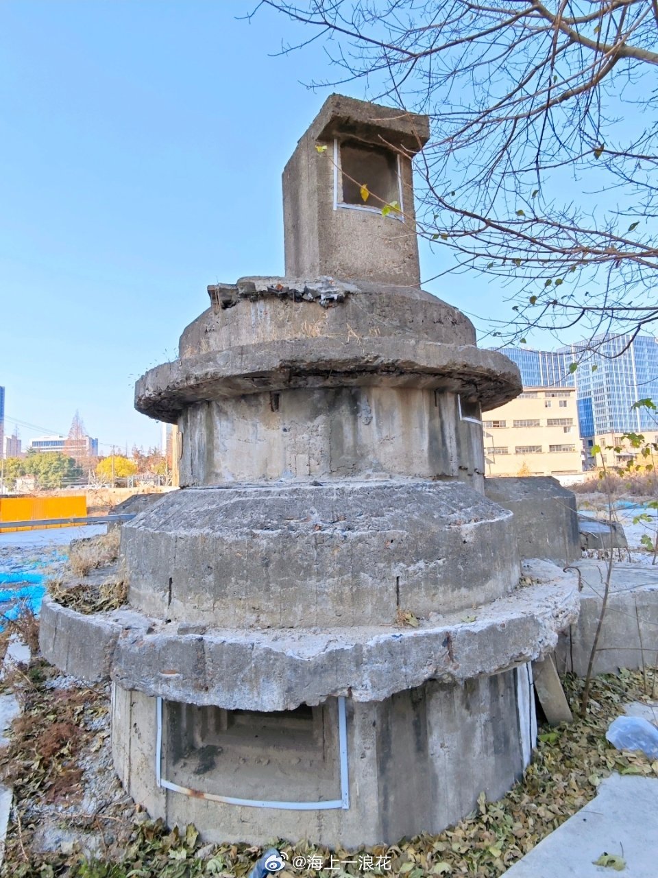 上海桂林公园里的碉堡这座碉堡建于1948年国民党时期，属于明堡圆形母堡，呈品字状