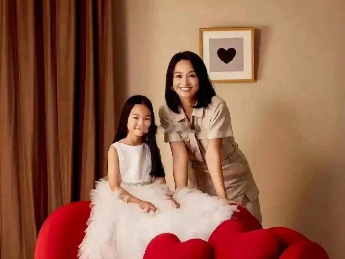 朱丹8岁小女儿终于亮相，看不出长得像爸爸还是像妈妈​​​