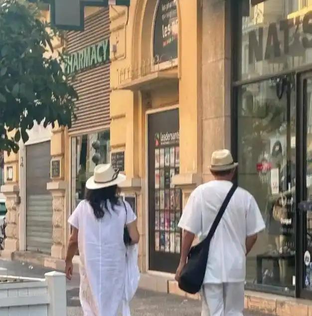 麻六记交给儿媳妇管了。六十七岁的张兰总算能喘口气，谈恋爱不用再藏着掖着。威