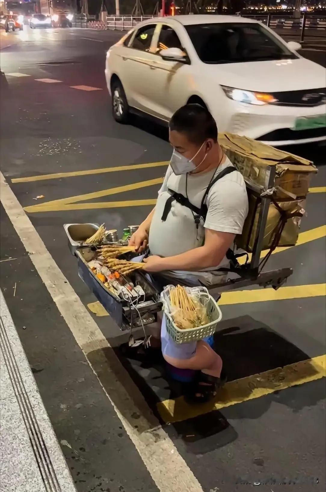 夜里出门，偶然碰见一位摆摊大哥。整套烤炉设备直接背在身上，装备沉甸甸压在肩头，