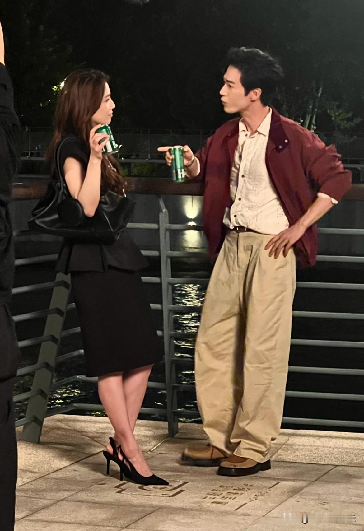 离开了扬子的束缚，黄彻底放开了[汗]！又是喝啤酒🍻，又是雨中奔跑，快50的
