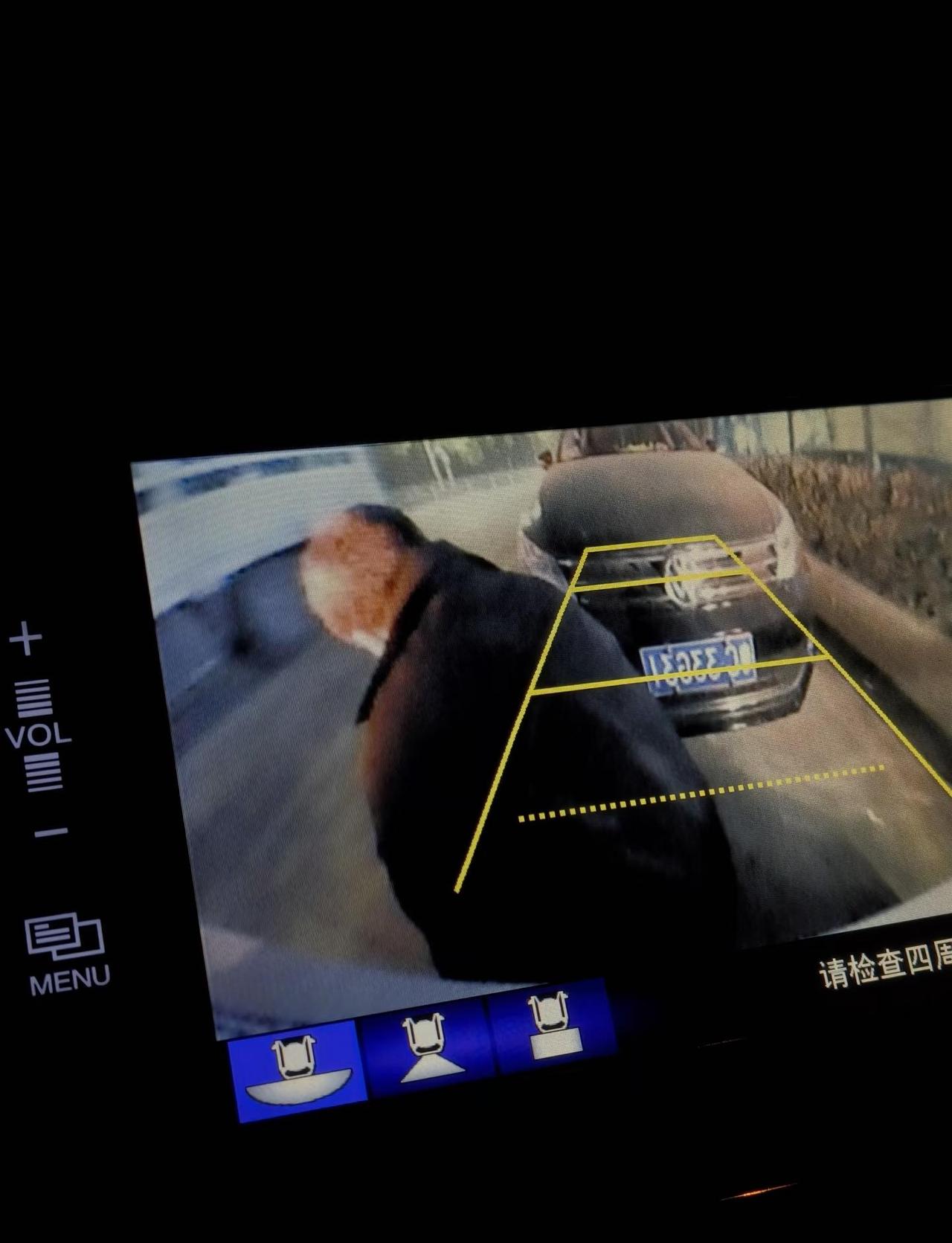 这是新型碰瓷还是恶作剧？晚上十点左右从东湖城拾光吃完东西正准备回家，车子当时停