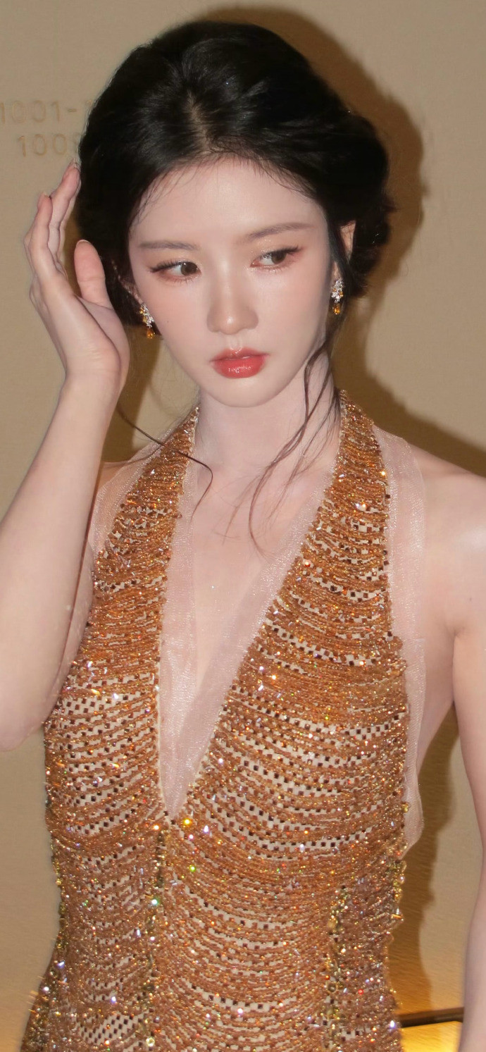 才发现刘些宁居然也这么极品啊纯欲吸睛脸事业线蜂腰肥臀真的极品​