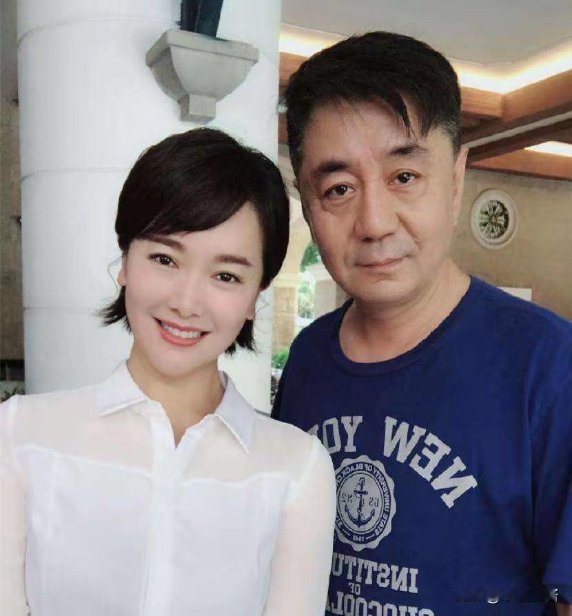 2021年，左小青和大20岁的高干老公离婚，带着女儿独自生活，如今，她更是不走寻