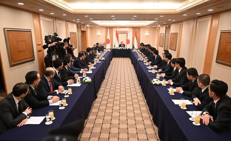 塔吉克斯坦的目光比其他4国要长远一些，日本邀请中亚5国开会，其他4国总统都忙着会