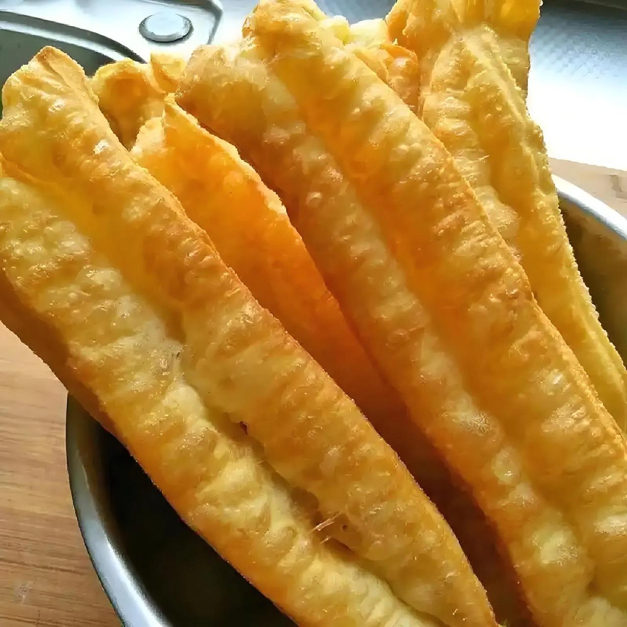 现在一些地方的油条还是油条吗？简直就是面外一层油，内部一根面。油条可以脆，也