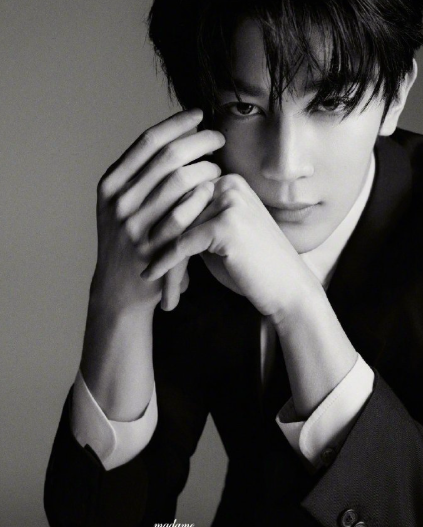 夏之光新杂志状态绝了！水灵灵的脸蛋帅到犯规，自带清冷又霸气的alpha气场，内娱