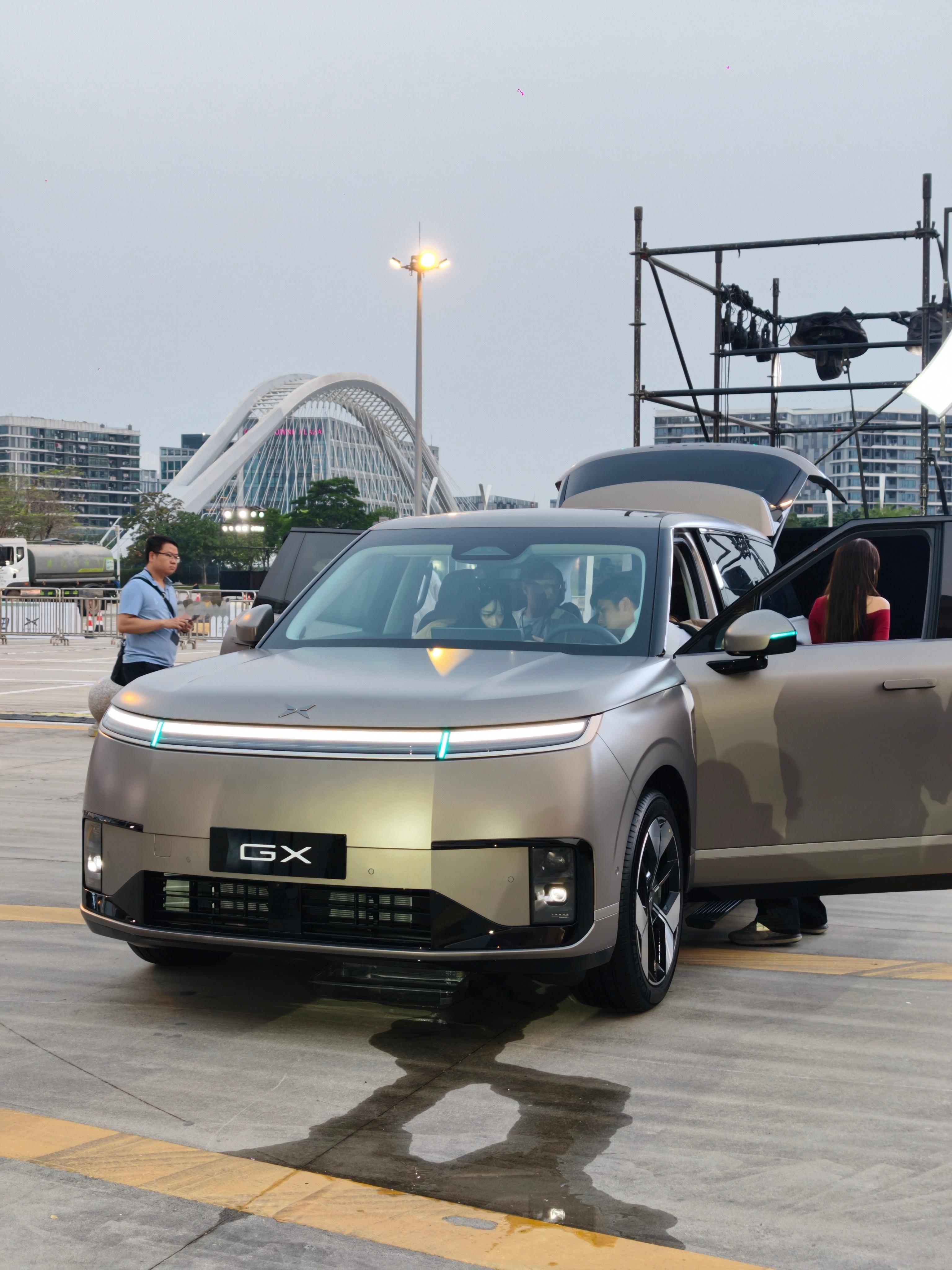 新科技旗舰小鹏GX今晚预售见到小鹏GX真容了，待会上车看看