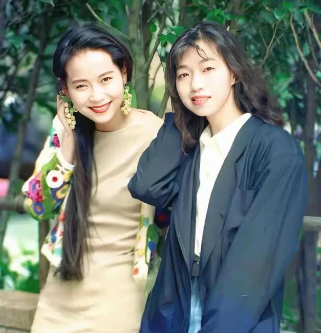 这张叶童年轻时的照片也太绝了！长发飘飘，笑起来甜得晃眼，美得让人移不开眼——说句