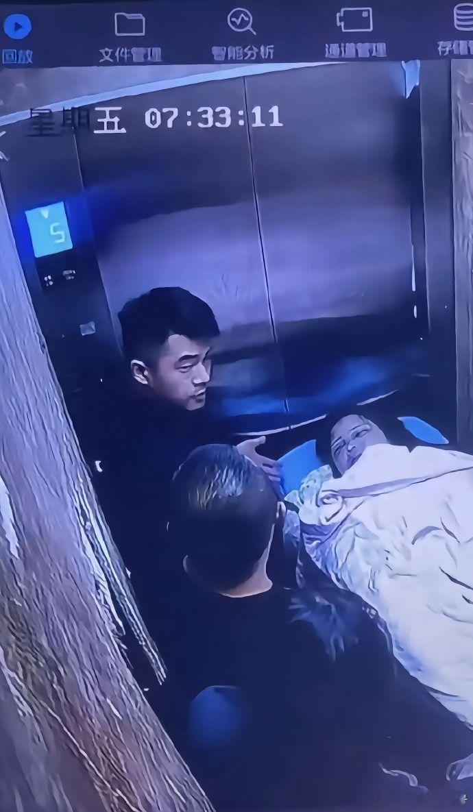 警方通报河北一女子疑家暴去世从警方通报来看，这就是蓄意杀人，还和自己得母亲一起企
