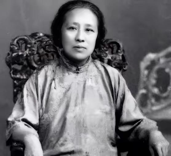 何香凝敢在蒋介石面前把门摔得震天响，不是仗着身后有兵有枪，而是她身上戳着一根谁也
