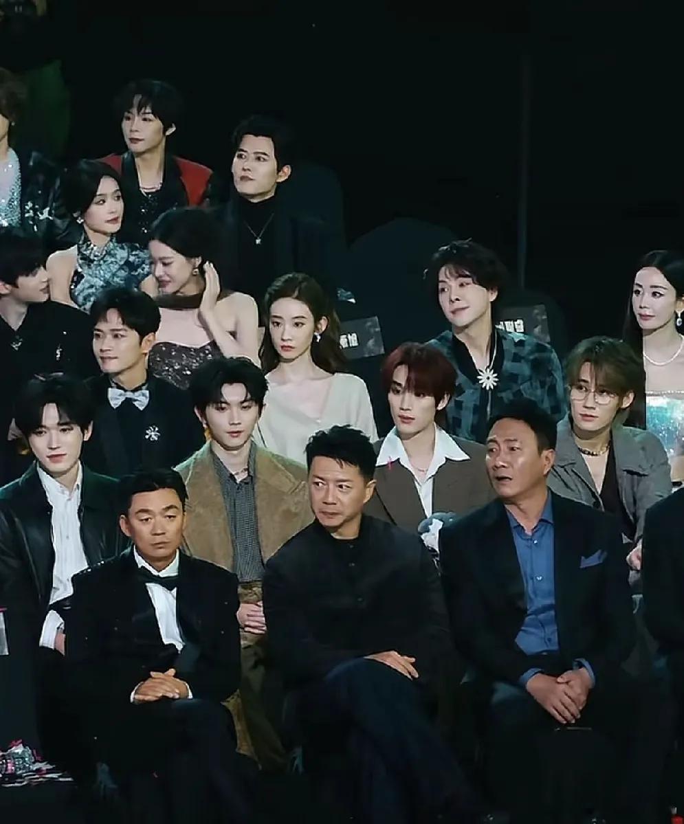 第一排的王宝强、段奕宏和胡军，跟后排的小朋友们仿佛不在一个“图层”。三位大哥肤色