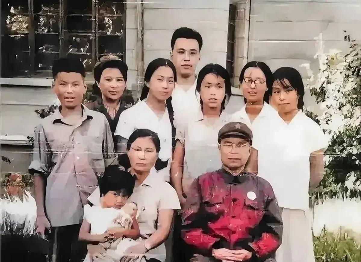 1968年春，南京军区大院里，疯子将军王近山拍了一张晚年的全家福。第二任妻子抱