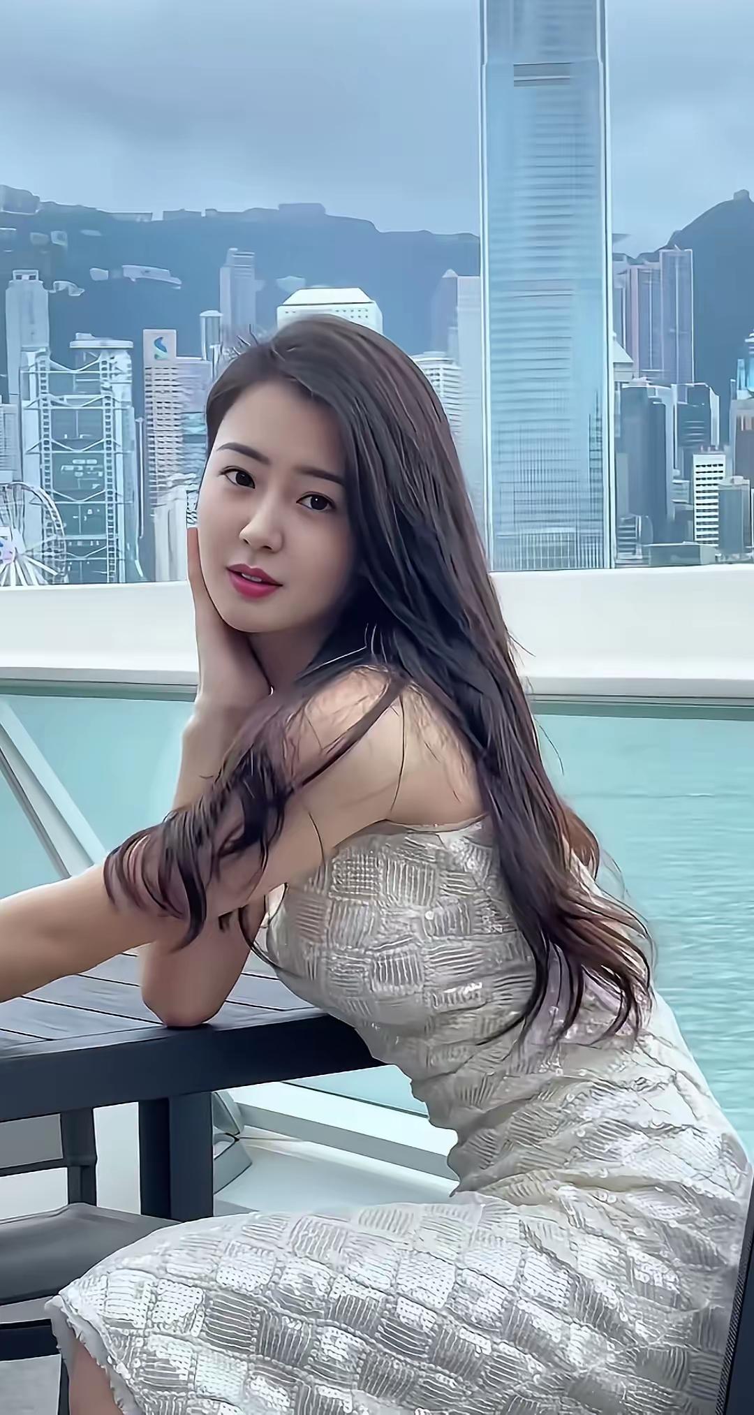 诶呀，被旁边的哥们给偷拍了。