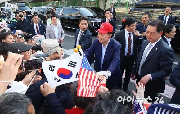 韩国原总统尹锡悦，偷窃特朗普的竞选口号，让韩国再次伟大？！笑死我了，问题是韩