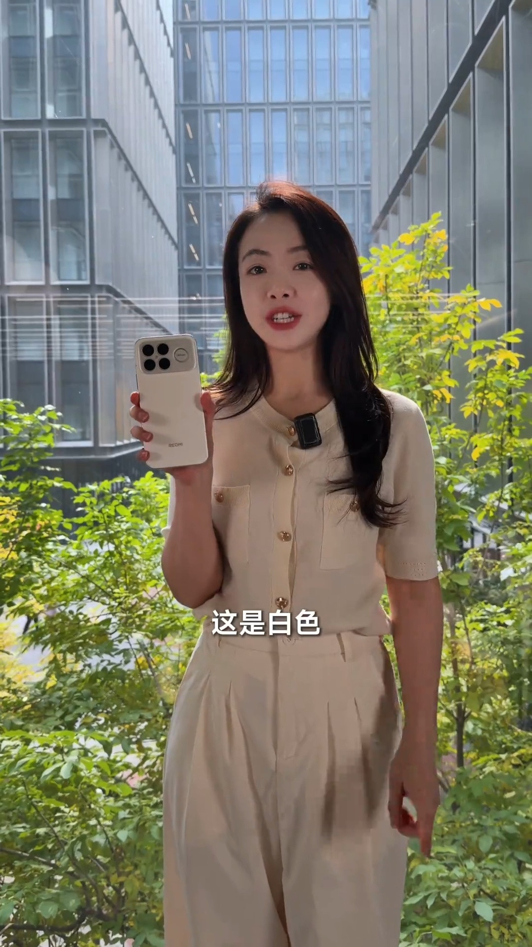 馨心展示了用红米k90ProMax的穿搭，用白色的时候穿米色休闲装，用丹宁色