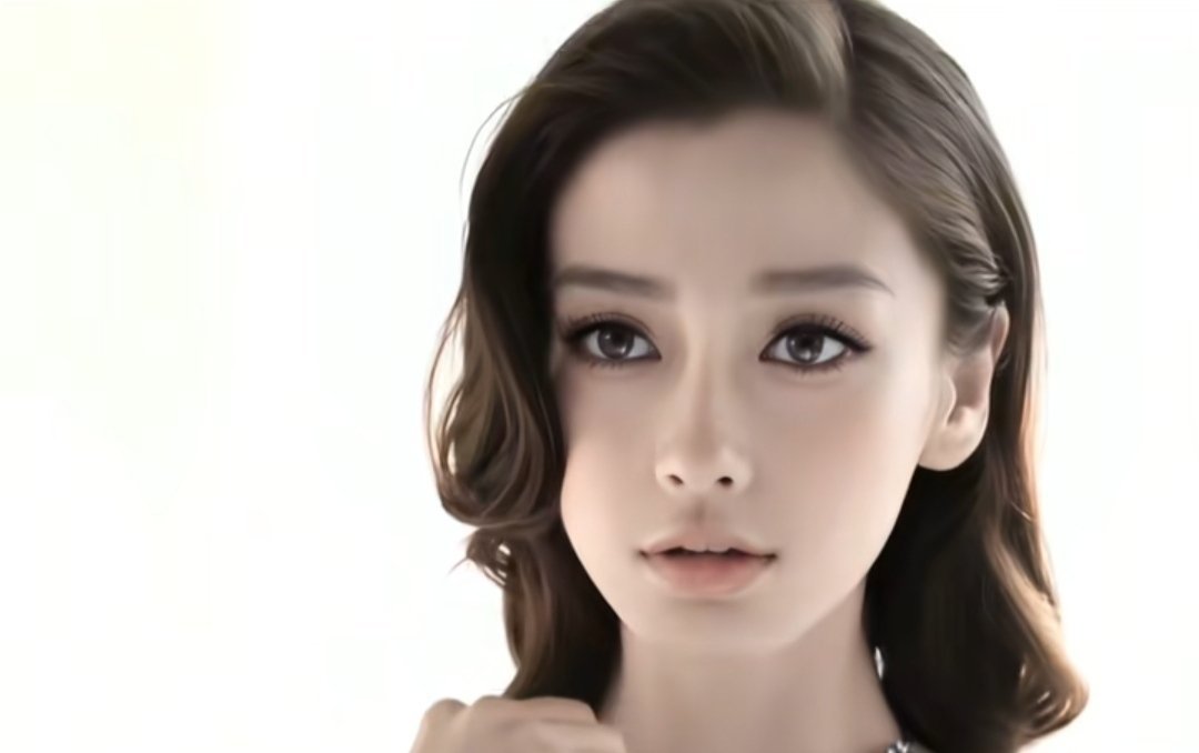 baby带小海绵跟朋友聚餐恭喜AFU码到angelababy鼻的生日月有好消