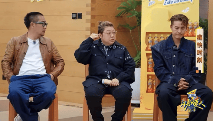 韩红痛斥歌手耳机里都是提示音韩红痛批歌手耳机里都是提示音！​​​