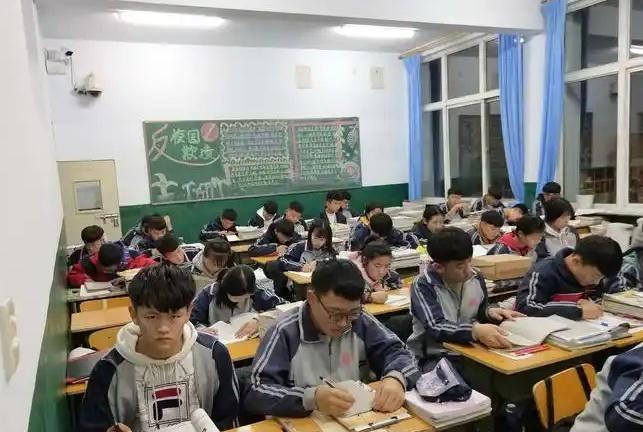 十个高中生九个补课，到底为啥要补？1、小学是一个知识点讲几节课，初中是一节课讲