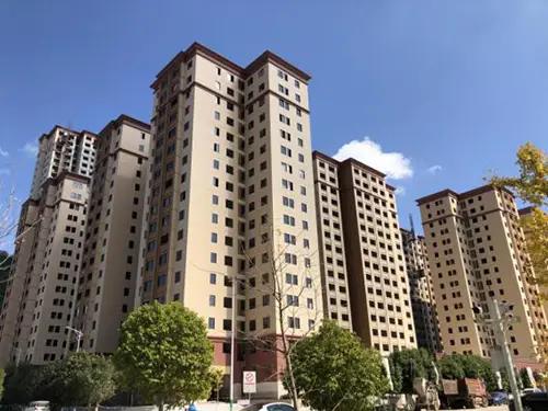 刚刚路过大哥买房的小区门口，突然看到开发商打了一个每平米3999元的广告牌，我心