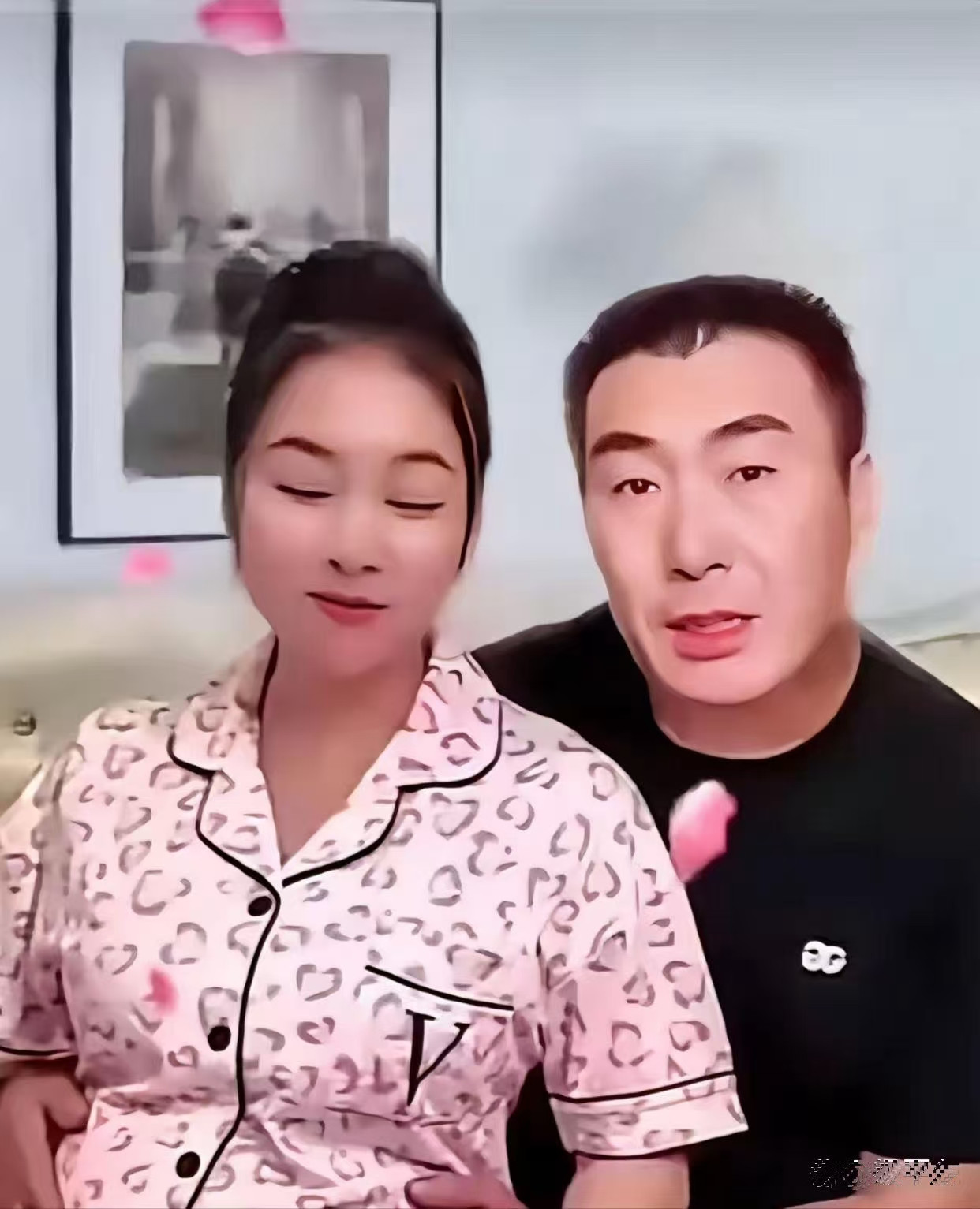 李玉成这是什么情况啊？怎么抱着一个娇羞的年轻孕妇呢！一眼望去，两个人还很般配的样