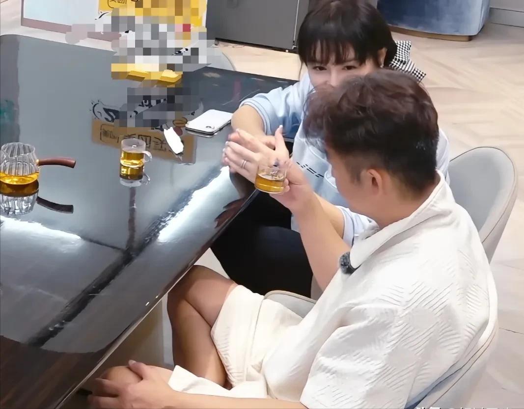 冉莹颖对邹市明说：“我们俩成立一个基金吧，家里的开销，孩子的学费，剩下的钱拿来还
