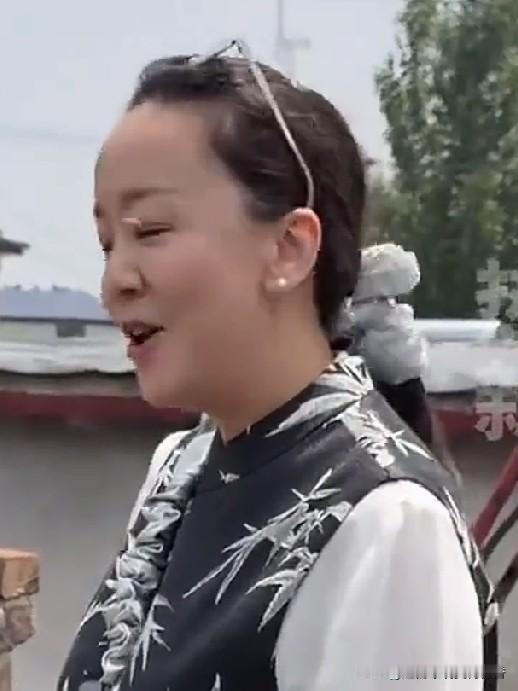 王一楠陪同父亲回到山东聊城探亲。她的父亲年少离家，自幼在北京生活，后来前往云南插
