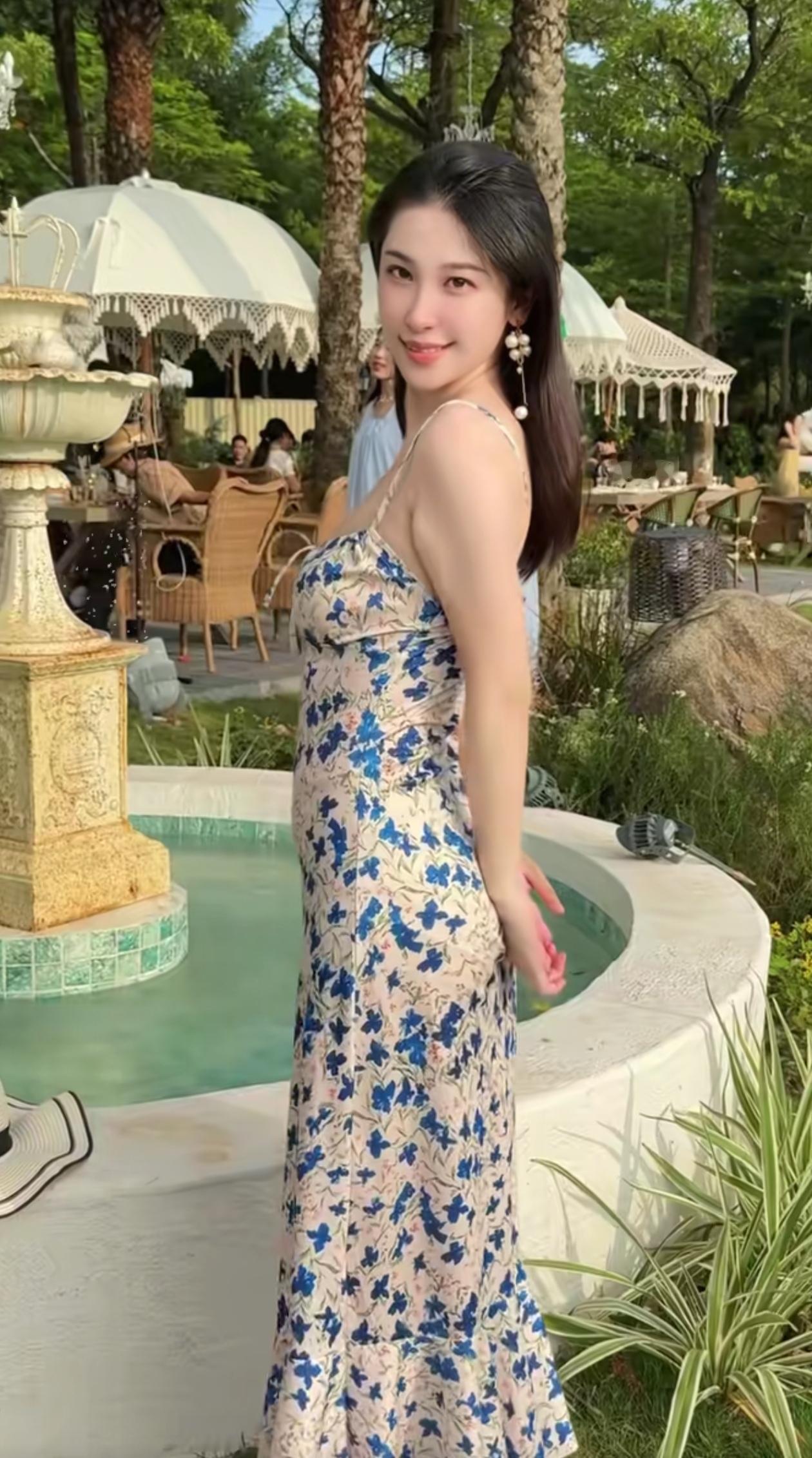 夏日花园中的优雅时光，蓝白相间的连衣裙，与自然美景相得益彰。