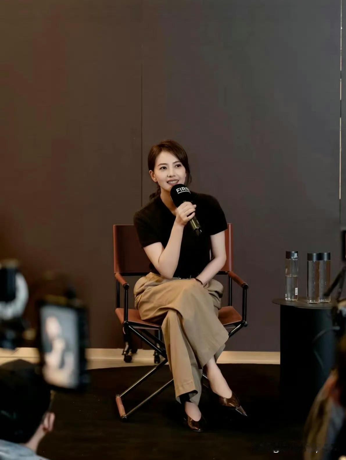 高圆圆这身穿搭真的好有气质，大方简约！看着就是一件普通黑T配深卡其色裤子，但穿