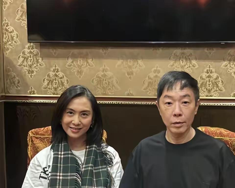 没有美颜，没有医美，自然老去，这两口子还挺接地气的。