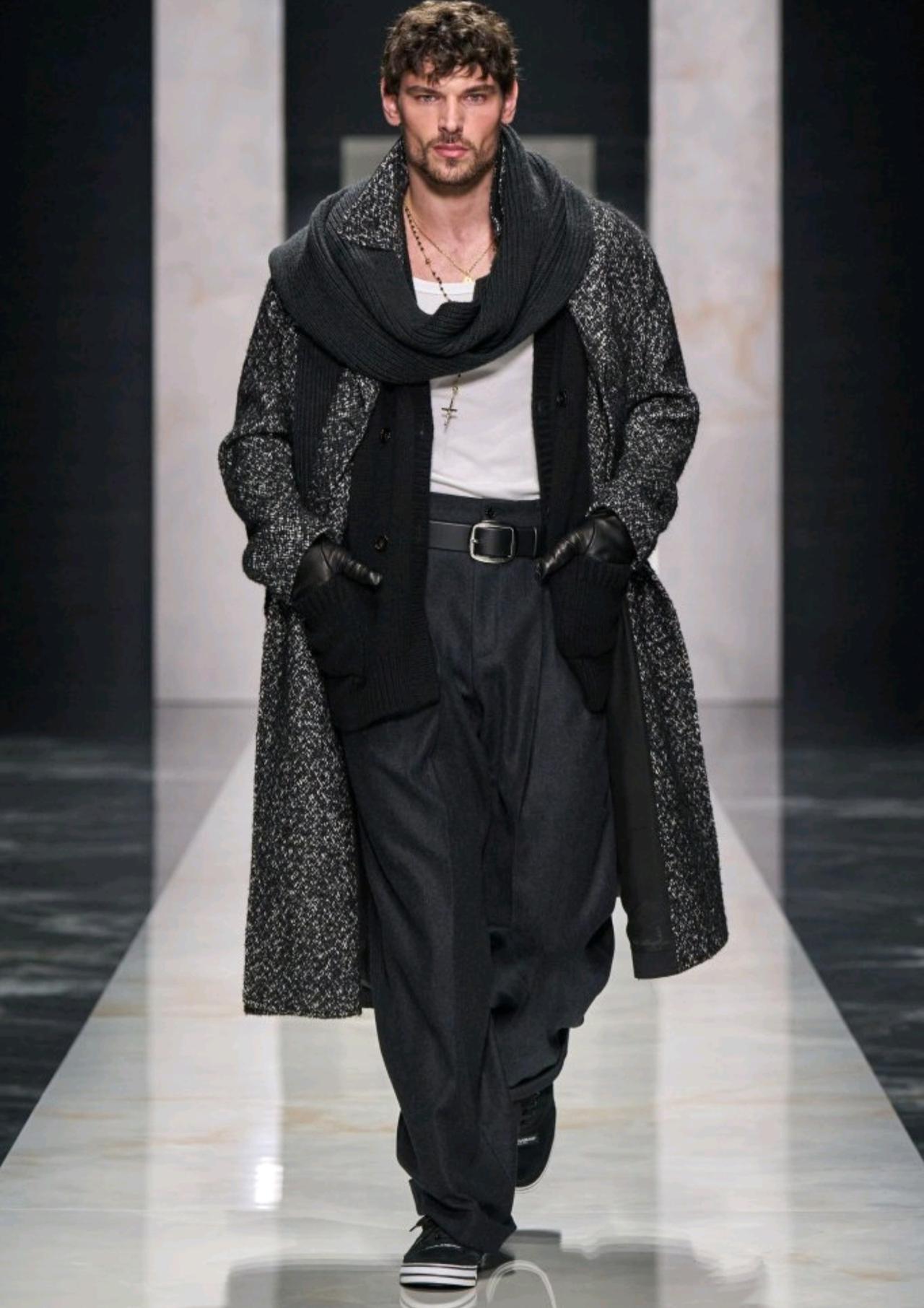 Dolce&Gabbana2026秋冬男装系列巧妙融合了街头潮流元素。机车