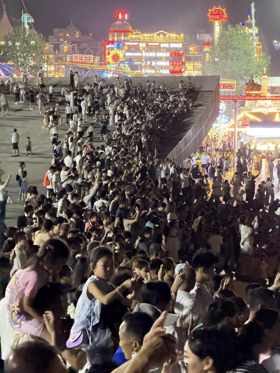 星海广场能有十万人…