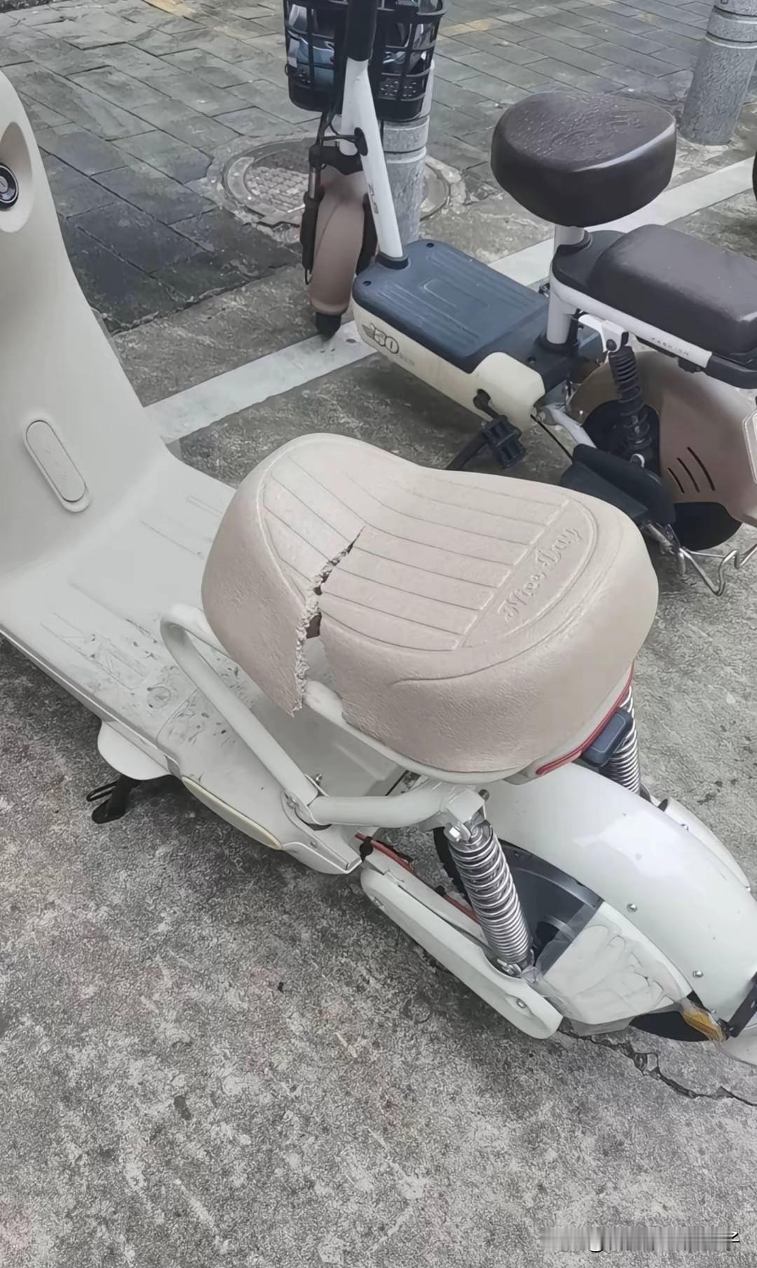 这质量也太差了！有网友刚买两天的新国标电动车坐垫就坏了，就这个用料是怎么好意思涨