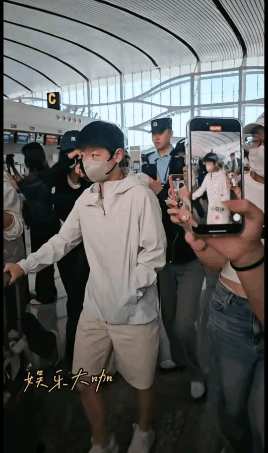 这是9月6日国乒最新出发澳门的一组花絮图片。图中的莎莎米色短裤白色卫衣的穿搭看
