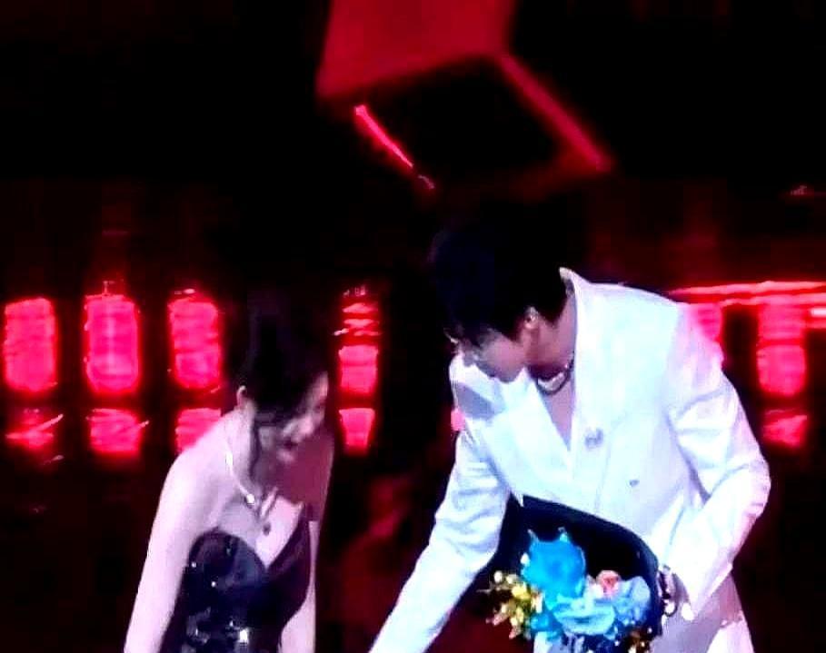 她刚领完奖，长裙曳地，手捧奖杯鲜花，下一步就是万丈深渊——阶梯！就那么几秒钟，