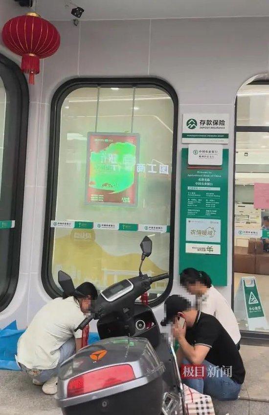 重病妇女被要求“本人到银行”才能取款，后在办理业务过程中去世