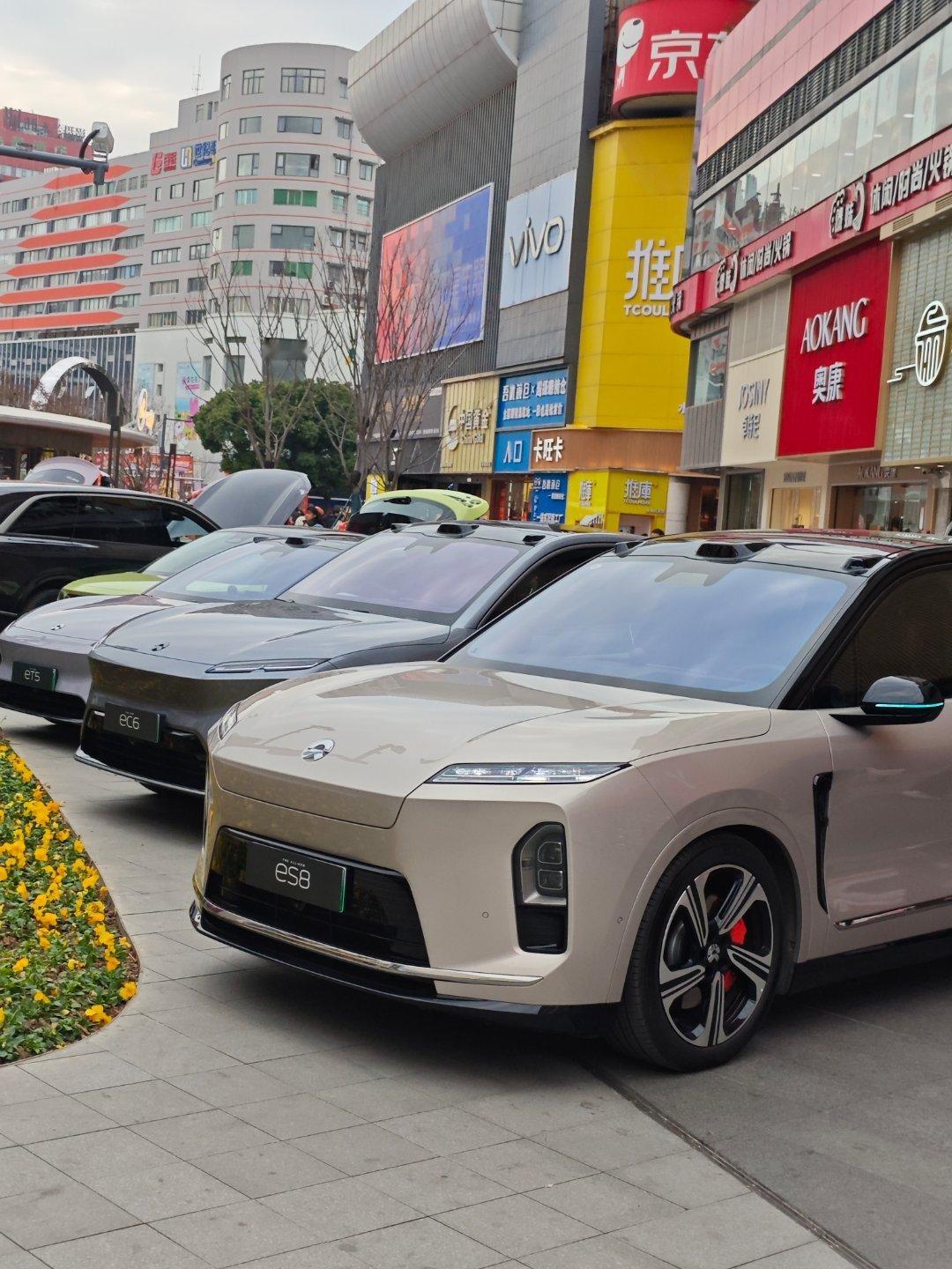 今天去中山路步行街逛，发现乐道和蔚来的汽车停在一起，发现都在后备箱做生意!打开乐