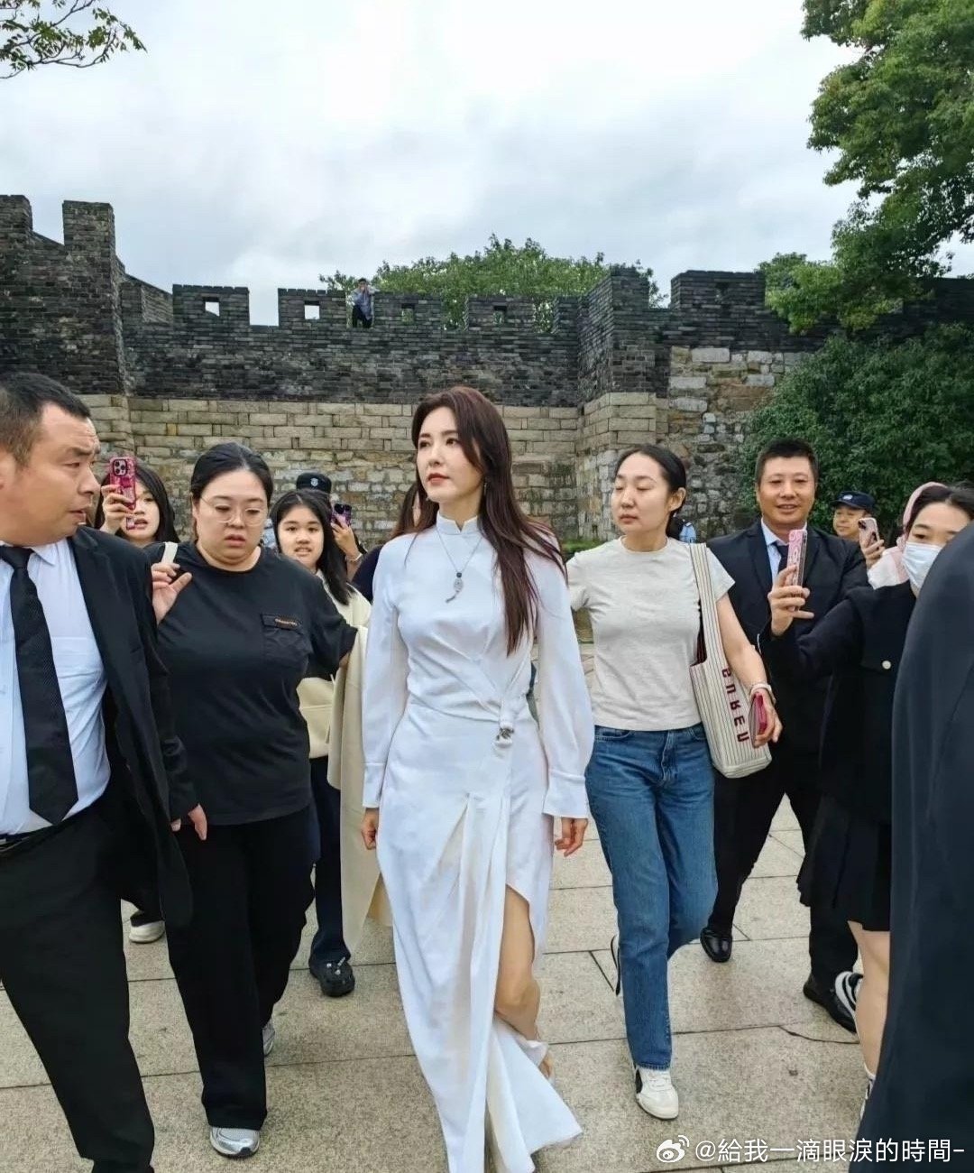 曾黎来苏州了！本人很高很瘦，相机都拍不出她的美貌？​