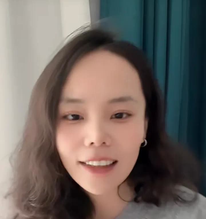 熊磊今天一激动，差点说了庭里的小花絮，后来忍住了！熊磊说：我不认为我是黑