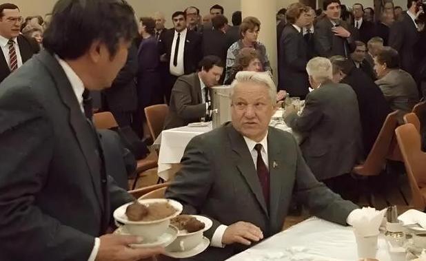 叶利钦为什么要搞垮苏联，看一下对叶利钦评价就明白了：“俄罗斯史上最大的罪犯是那些