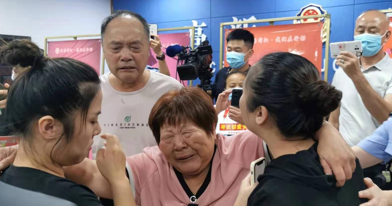 [点赞]1988年，安徽一对夫妇带着刚满月的双胞胎女儿上街卖包子，待到包子铺客