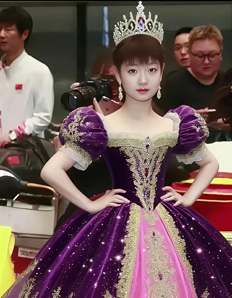 谁能想到？这是我们人见人爱的孙颖莎，穿起礼服，跟赛场上的她判若两人，平时看她打